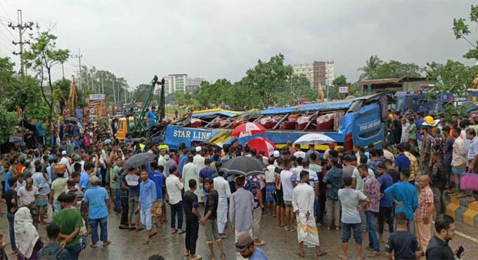 সীতাকুণ্ডে যাত্রীবাহী বাস উল্টে নিহত ১