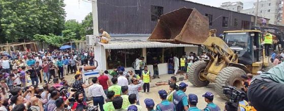 গুঁড়িয়ে দেয়া হচ্ছে সাদিক এগ্রোর অবৈধ স্থাপনা