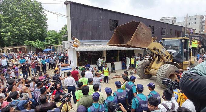 গুঁড়িয়ে দেয়া হচ্ছে সাদিক এগ্রোর অবৈধ স্থাপনা