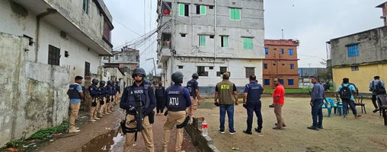 নারায়ণগঞ্জের জঙ্গি সন্দেহে ঘিরে রাখা বাড়ি থেকে ৩ বোমা উদ্ধার