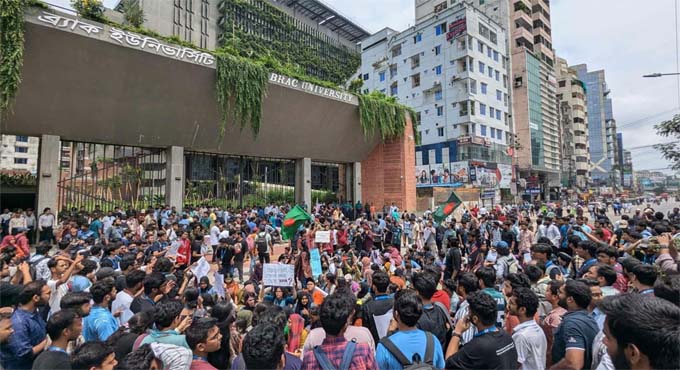 বাড্ডায় ব্র্যাক বিশ্ববিদ্যালয় শিক্ষার্থীদের সড়ক অবরোধ